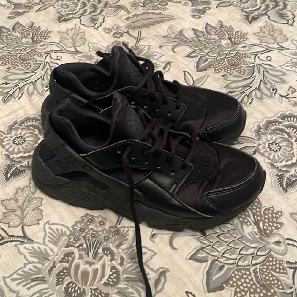 Black Nike Hurraches (Women’s)
